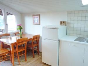 オヴロナにあるApartment Tourbillon A 31 by Interhomeのキッチン(テーブル、白い冷蔵庫付)