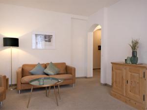 sala de estar con sofá y mesa en Apartment Chesa Corvatsch by Interhome en Pontresina