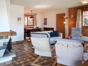 een woonkamer met 2 stoelen en een bank bij Chalet Chalet Enfin by Interhome in Nendaz