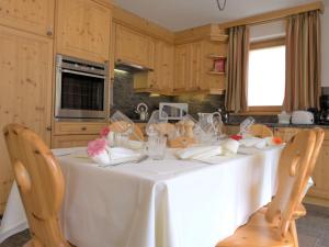 Kuchnia lub aneks kuchenny w obiekcie Apartment Chesa Dal Luf B5 by Interhome