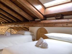 Postel nebo postele na pokoji v ubytování Apartment Chesa Chanella 5 by Interhome