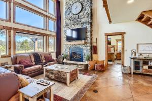 Μια τηλεόραση ή/και κέντρο ψυχαγωγίας στο Idyllic Florissant Cabin with Patio and Hot Tub!