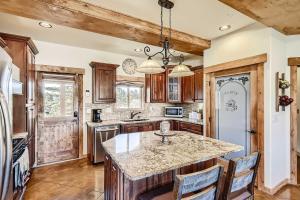 Η κουζίνα ή μικρή κουζίνα στο Idyllic Florissant Cabin with Patio and Hot Tub!