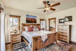 Ένα ή περισσότερα κρεβάτια σε δωμάτιο στο Idyllic Florissant Cabin with Patio and Hot Tub!