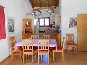 einen Esstisch und Stühle in der Küche in der Unterkunft Chalet Murena by Interhome in Schmitten