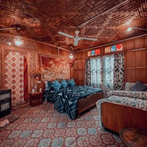 1 Schlafzimmer mit 2 Betten und einer Decke in der Unterkunft Lake Palace Group Of House Boats in Srinagar