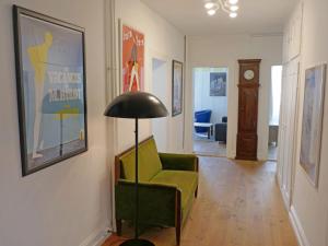 ダボスにあるApartment Haus Altein Apartment Nr- 4 by Interhomeのリビングルーム(緑の椅子、ランプ付)