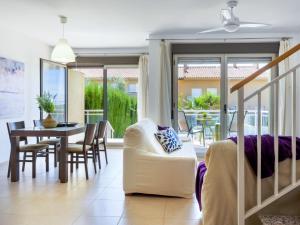 sala de estar con sofá blanco y mesa en Holiday Home Mestral by Interhome, en L'Ampolla