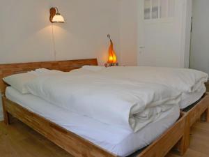 ダボスにあるApartment Haus Altein Apartment Nr- 4 by Interhomeの白い大型ベッド1台(木製フレーム付)
