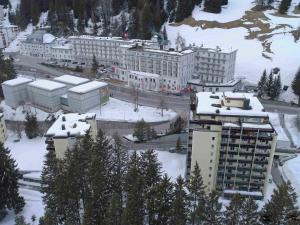 uma cidade com edifícios e neve no chão em Apartment Allod-Park-53 by Interhome em Davos