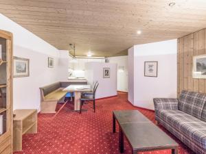 uma sala de estar com um sofá e uma mesa em Apartment Chalet Abendrot-25 by Interhome em Grindelwald