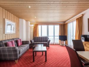 sala de estar con sofá y mesa en Apartment Chalet Abendrot-26 by Interhome, en Grindelwald