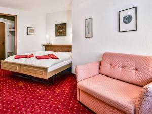 1 dormitorio con 1 cama, 1 sofá y 1 silla en Apartment Chalet Abendrot-26 by Interhome, en Grindelwald