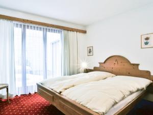 グリンデルワルトにあるApartment Chalet Abendrot-28 by Interhomeのベッドルーム1室(大きなベッド1台、大きな窓付)