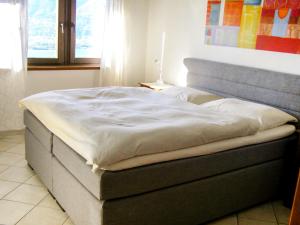 PiazzognaにあるApartment Miralago - Utoring-35 by Interhomeの窓付きの客室の大型ベッド1台分です。