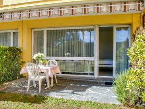 een patio met een tafel en stoelen op een huis bij Apartment Residenza Lido-1 by Interhome in Locarno