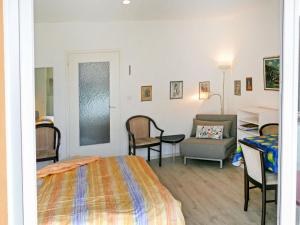 - une chambre avec un lit, une table et des chaises dans l'établissement Apartment Corallo - Utoring-1 by Interhome, à Ascona
