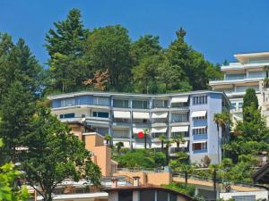 ein Apartmenthaus auf einem Hügel mit Bäumen in der Unterkunft Apartment Double Room Modern-9 by Interhome in Ascona