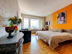 ein Schlafzimmer mit einem Bett und einem großen Fenster in der Unterkunft Apartment Double Room Classic-5 by Interhome in Ascona