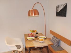 ズルレイにあるApartment Residenza Chesa Margun 35-5 by Interhomeの小さなダイニングルーム(テーブル、ランプ付)