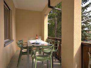 ein Esszimmer mit einem Tisch und Stühlen auf dem Balkon in der Unterkunft Apartment Chesa Romantica 17 by Interhome in St. Moritz