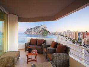 einen Balkon mit Sofas und Meerblick in der Unterkunft Apartment Esmeralda-1 by Interhome in Calpe