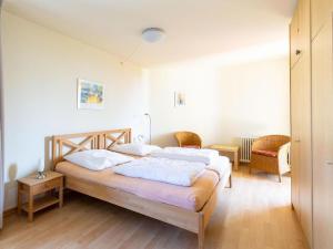 1 Schlafzimmer mit 2 Betten in einem Zimmer in der Unterkunft Apartment Ferienwohnpark Immenstaad-1 by Interhome in Immenstaad am Bodensee