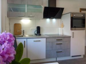 Kitchen o kitchenette sa Apartment Pension Himmelsbach by Interhome