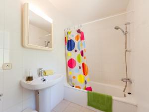 Un baño de Holiday Home Melis-III - 3 by Interhome