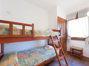 سرير بطابقين أو أسرّة بطابقين في غرفة في Apartment Melis-II - 2 by Interhome