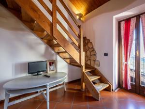 オルタ・サン・ジューリオにあるApartment Mansarda by Interhomeの家の中のテーブルと階段