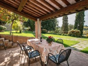 einen Tisch und Stühle auf einer Terrasse unter einer Pergola in der Unterkunft Holiday Home Casa Graziani-1 by Interhome in Ravigliano
