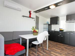 Kjøkken eller kjøkkenkrok på Holiday Home Camping Kastanija-1 by Interhome