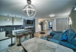 锡比乌Penthouse de Lux André的客厅里有一张蓝色的沙发和一张桌子