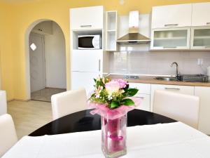 Virtuvė arba virtuvėlė apgyvendinimo įstaigoje Apartment Marija-2 by Interhome