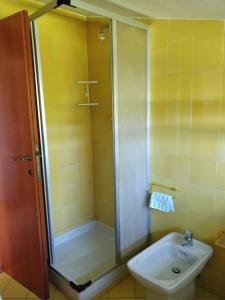 ein Bad mit einer Dusche, einem WC und einem Waschbecken in der Unterkunft Al Canaiolo in Strada