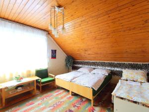フォニョードにあるHoliday Home Petunia 2 by Interhomeの木製の天井が特徴のベッドルーム1室(ベッド1台付)