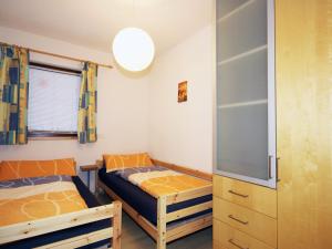 Postel nebo postele na pokoji v ubytování Apartment Ferien 1 by Interhome