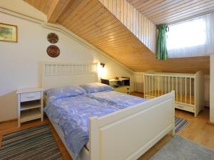 バラトンボグラールにあるHoliday Home Mandorle by Interhomeの木製の天井のベッドルーム1室(大型ベッド1台付)