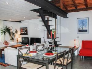 Vernate的住宿－坎塔加洛農家樂，用餐室以及带桌椅的起居室。