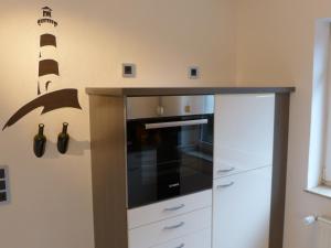 - une cuisine équipée d'un four micro-ondes et d'un comptoir dans l'établissement Holiday Home Krämer by Interhome, à Jever