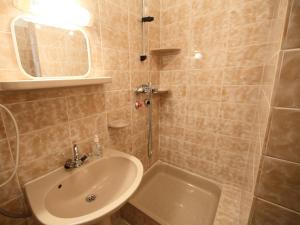Kúpeľňa v ubytovaní Apartment Daisy 2 by Interhome + 8 fotografií