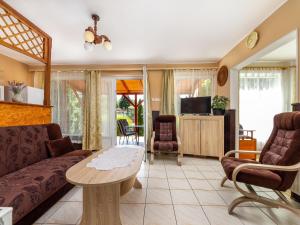Televízia a/alebo spoločenská miestnosť v ubytovaní Holiday Home Sunny by Interhome