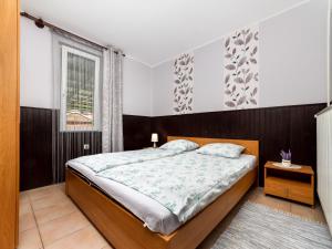 sypialnia z dużym łóżkiem i oknem w obiekcie Holiday Home Sunny by Interhome w mieście Balatonkeresztúr