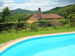 una piscina azul frente a una casa en Holiday Home Ca' di Bacco-1 by Interhome, en Nestore