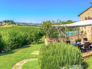 LuianoにあるVilla Vineyard View by Interhomeの庭園(テーブル付)、スイミングプール、家