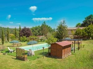 un cortile con piscina e una casa di Holiday Home Torregentile by Interhome a Vasciano Nuovo