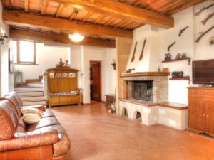 Vasciano NuovoにあるHoliday Home Torregentile by Interhomeのリビングルーム(ソファ、暖炉付)