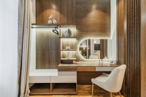 a bathroom with a sink and a mirror at Zeus Design Apartments Schönbrunn in Vienna