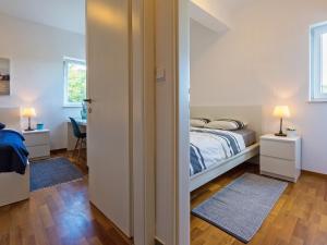 Postel nebo postele na pokoji v ubytování Apartment Cvit 1 by Interhome